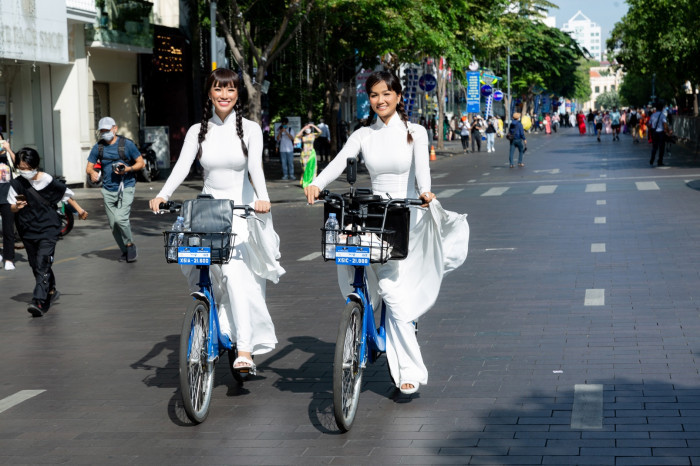H'Hen Niê và Kim Duyên gây sốt khi mặc áo dài đạp xe, "lê la" vỉa hè